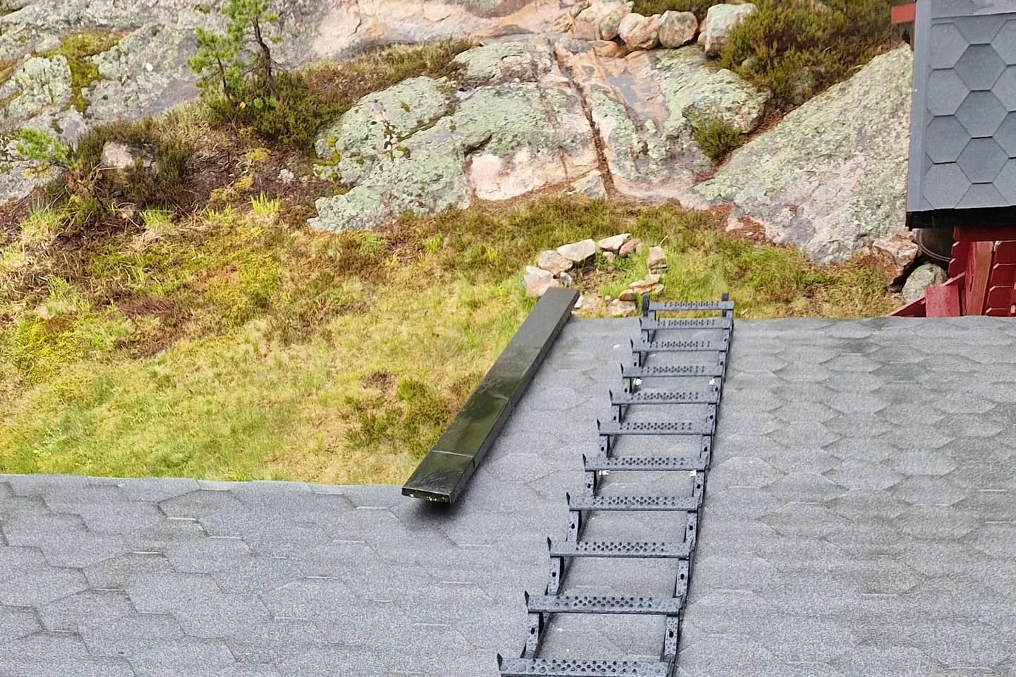 Takstige montert på shingeltak
