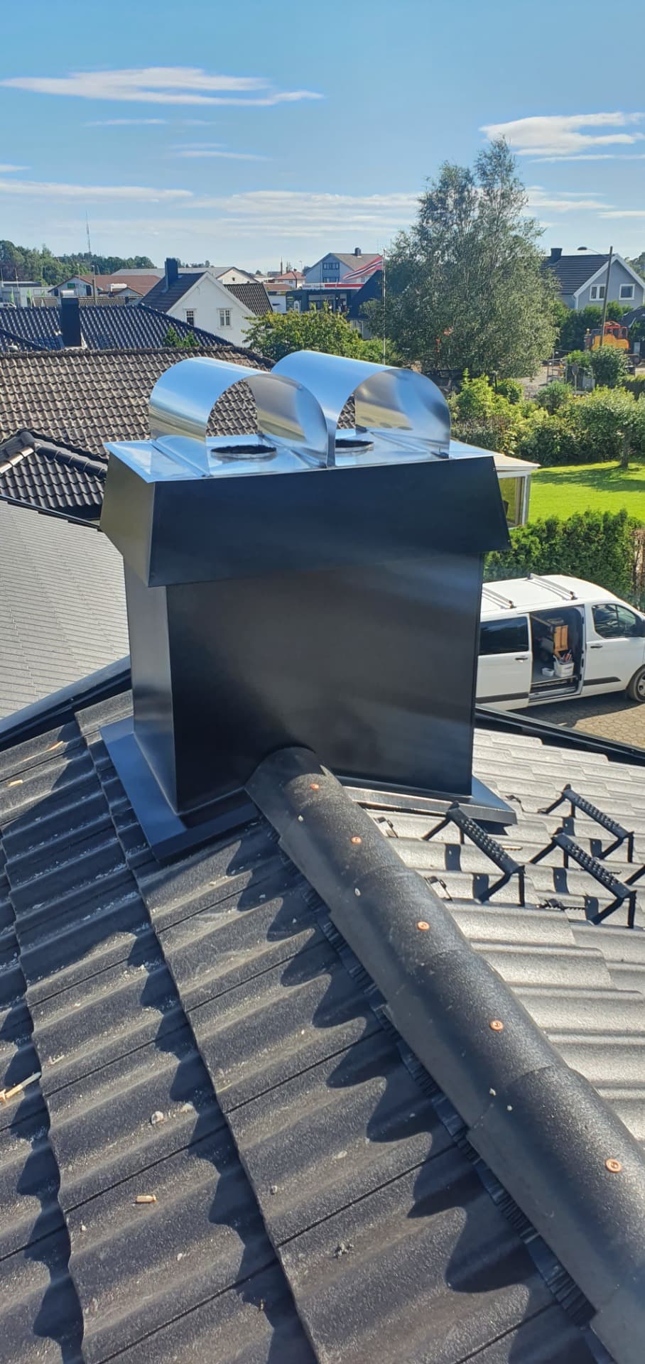 Ferdig takarbeid med pipebeslag og detaljer