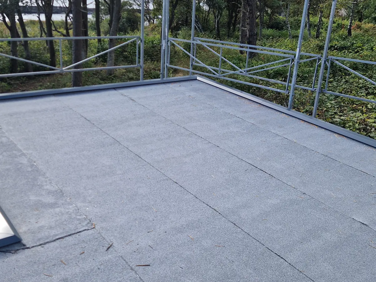 Detalj av takrenne med presis avslutning ved hjørnet