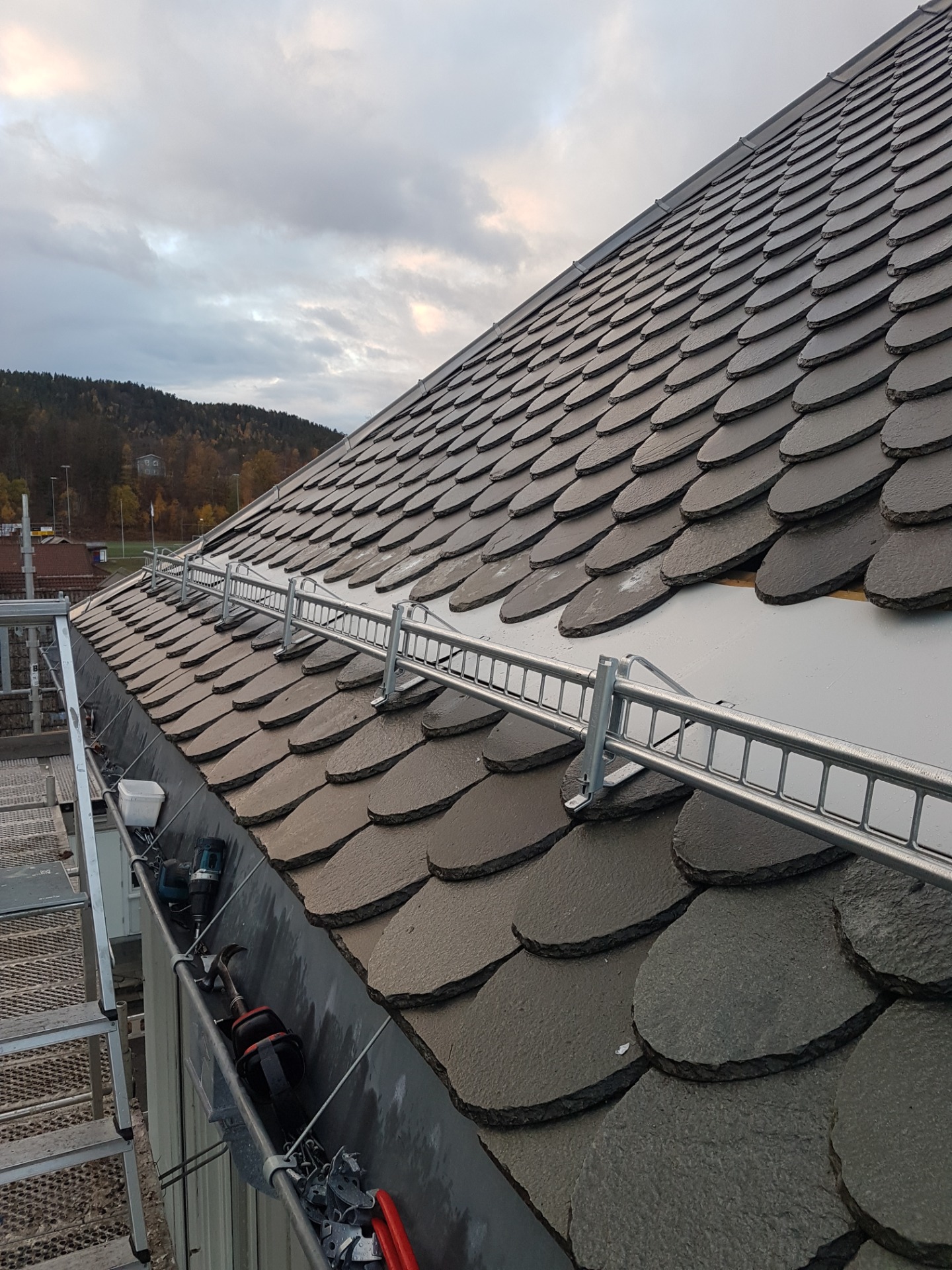 Snøfangerrekke over inngangsparti på boligtak